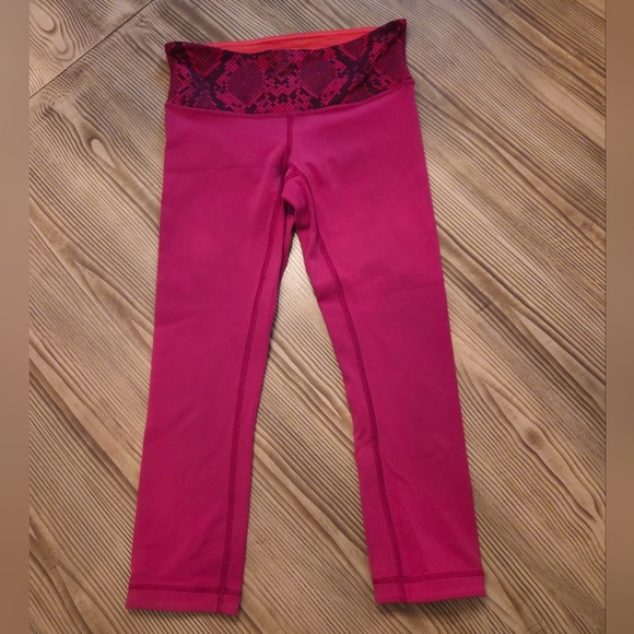 Lululemon Athletica Mid- Rise Berry/Red Cropped Reversible Leggings- Snake Print - Picture 9 of 11
